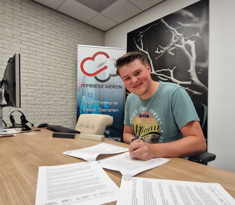 Sem zet zijn handtekening onder het contract